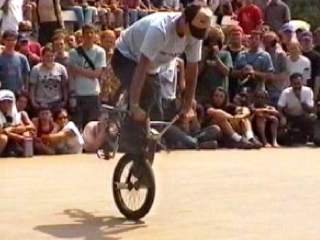WM2000: Alexis Desolneux pinky-squeakt ohne Bremse